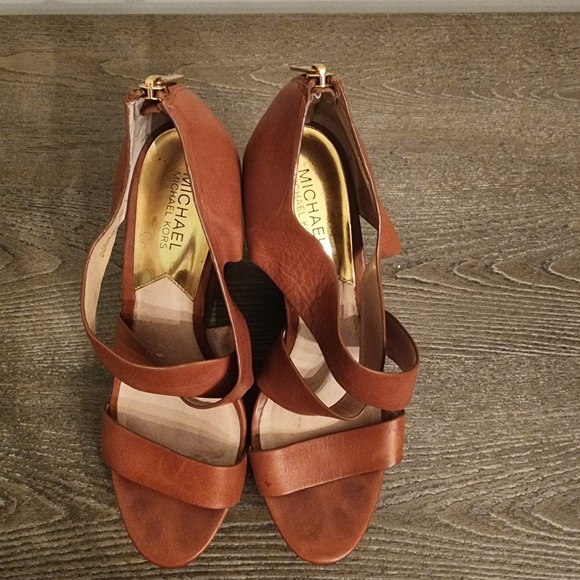 Michael Kors Elena Luggage Tan Leather Wedge Sandals Gold Plate Back Zip 9.5 - Picture 3 of 12